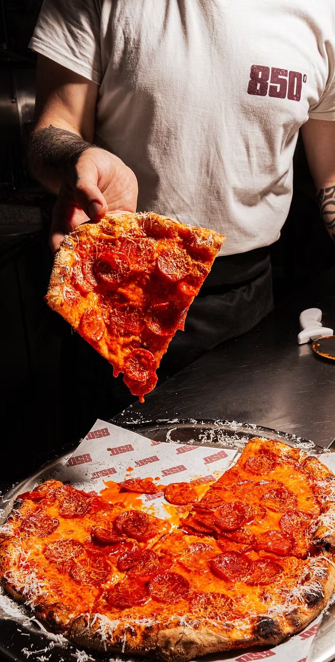 850° Oberkampf – New York style pepperoni pizza slice, logo on the t-shirt and the printed paper