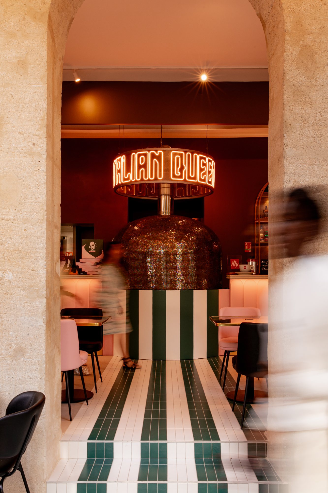 Italian Queen Avignon – oven on a green and white striped base seen through a stone arch, photo Jon Filin