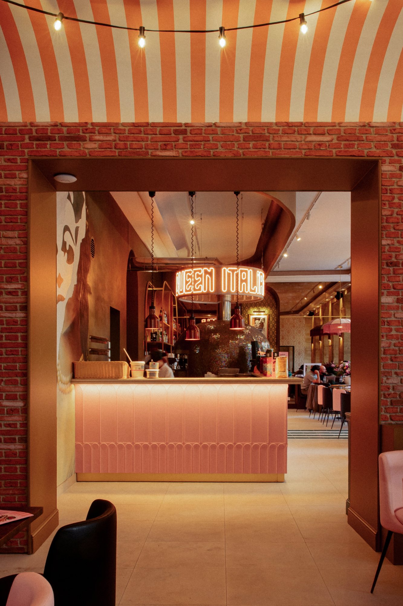 Italian Queen Avignon – orange and white striped ceiling, brick frame and pink counter, photo Jon Filin
