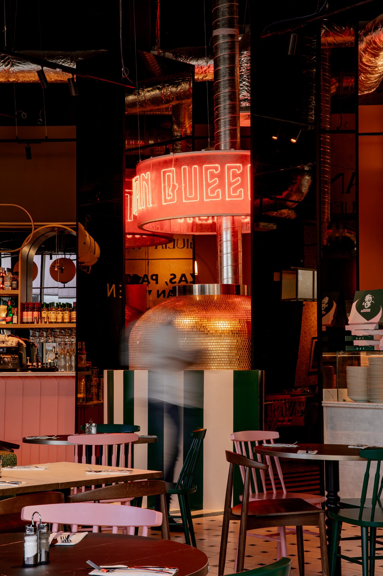 Italian Queen Marseille – gold mosaic oven and red neon ring between mirrored columns, photo Jon Filin