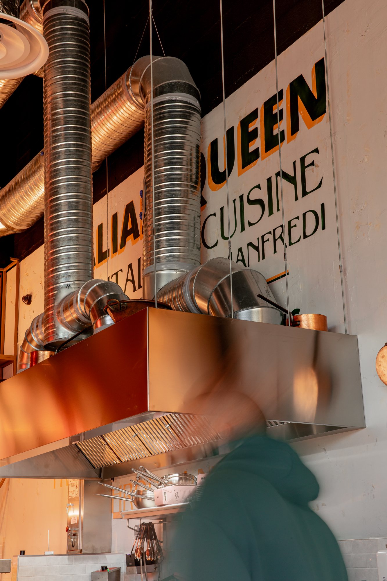 Italian Queen Marseille – painted Italian Queen Cuisine sign above the open kitchen, photo Jon Filin