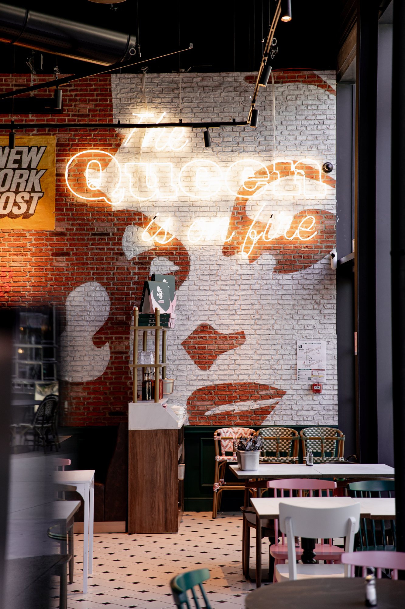 Italian Queen Marseille – The Queen is on fire neon over Giulia’s portrait painted on brick, photo Jon Filin